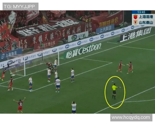 恒大与上港激战正酣汉超意外滑跪引发球迷热议